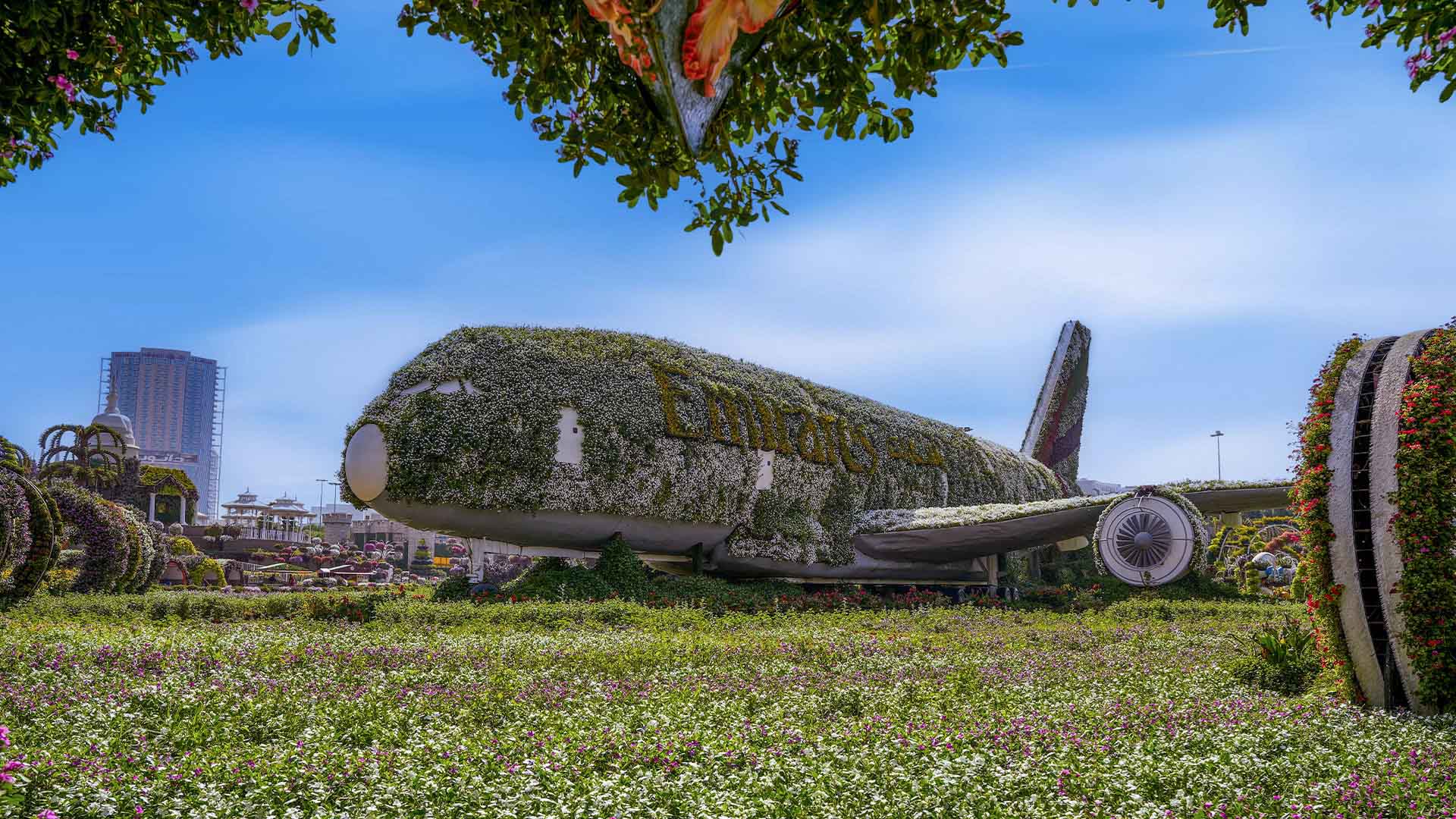 Flower-covered fuselage design